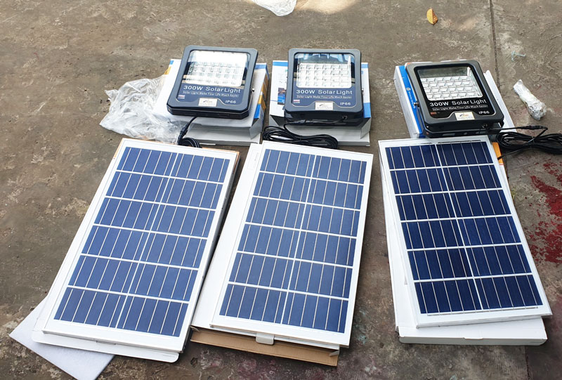 Đèn năng lượng mặt trời 300w giá rẻ bán chạy Đèn năng lượng mặt trời 300w giá rẻ bán chạy